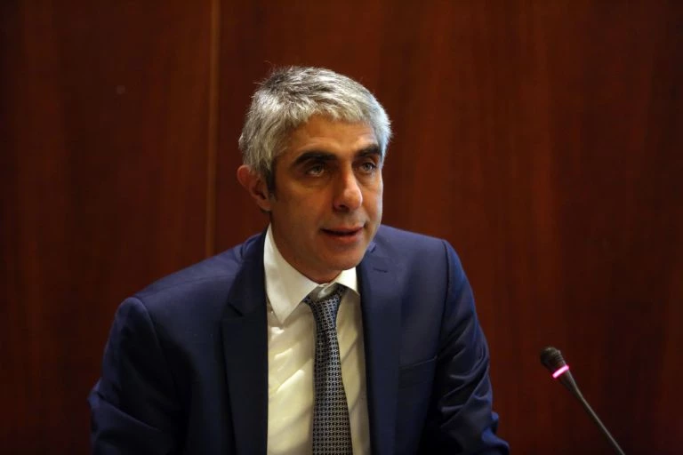 Τι συμβαίνει με τον εξάδελφο του Αλέξη Τσίπρα και τον Νίκο Κοτζιά; Το ταξίδι που διέλυσε τη σχέση τους